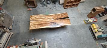 Suar tree trunk table