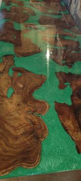 Grote groene epoxy tafel van suarhout