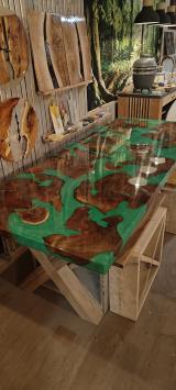 Grote groene epoxy tafel van suarhout