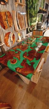 Grote groene epoxy tafel van suarhout