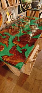 Grote groene epoxy tafel van suarhout